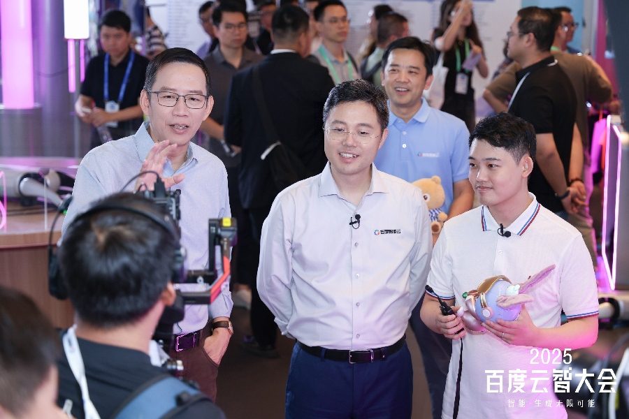 3118云顶集团文化亮相百度云智大会，AI玩具对话财经大咖 展示智能魅力​